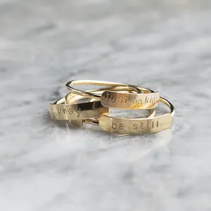 精致的名称堆叠定制戒指个性化黄金结婚戒指
