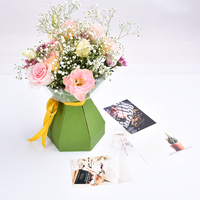 Nuevo estilo, caja de embalaje de flores de papel personalizada de alta calidad, bolsa de revestimiento UV en relieve, tipo de carpeta de laminación mate y brillante