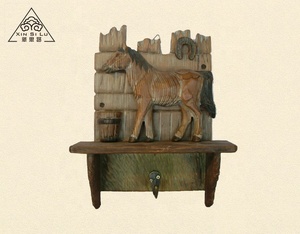 Porte-manteau mural décoratif en bois sculpté en forme de mouflon, style nordique, design rustique, décoration de la maison - Product Image 1