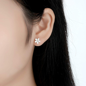 Daochong Custom 925 Sterling <strong>Silver</strong> White Enamel Flowers <strong>Daisy</strong> Hawaiian Stud <strong>Earrings</strong> for Women - Product Image 3
