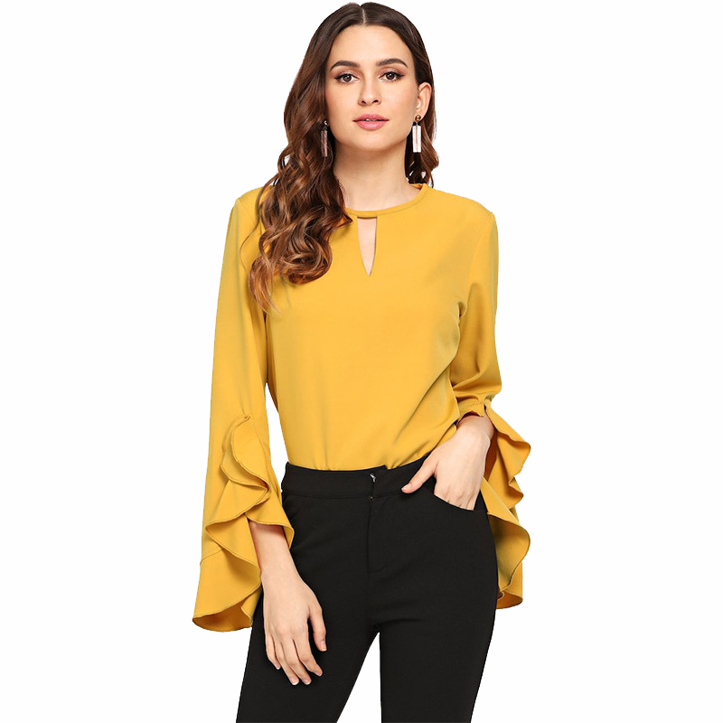 Foto atractiva rubia elegante sonriente mujer en blusa amarilla de  marymandarinka en Envato Elements