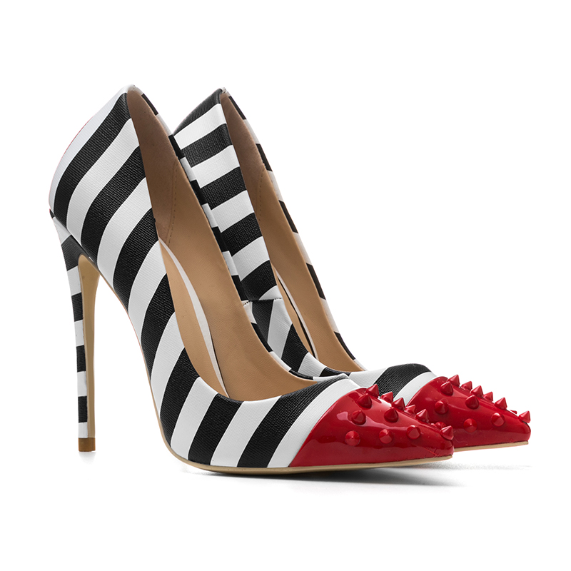 tacones blancos con tachuelas para elegancia y sofisticación