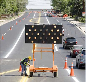 مقطورة لافتات السهم المرورية، مقطورة لافتات تحذير <span class=keywords><strong>LED</strong></span> على شكل سهم، لوحة سهم <span class=keywords><strong>LED</strong></span> كبيرة مثبتة على المقطورة - Product Image 4