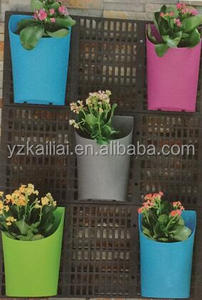 En plastique coloré tenture pot de fleur pour décoration murale - Product Image 1