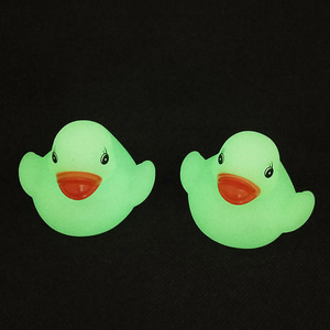 Vente en gros <span class=keywords><strong>de</strong></span> mini canards en caoutchouc <span class=keywords><strong>lumineux</strong></span> à presser, jouets flottants en plastique pour le <span class=keywords><strong>bain</strong></span>, pour bébés et enfants - Product Image 4