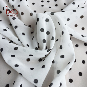 Tessuto Chiffon 100% Poliestere Bianco e Nero, Antistatico e Resistente agli Strappi, 75D con Stampa a Pois 190T per Abbigliamento Bambini - Product Image 4
