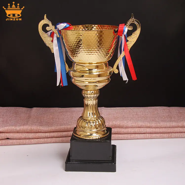 2023 trofeo di metallo economico di diverse dimensioni di vendita caldo in figurine di trofei in metallo cinese