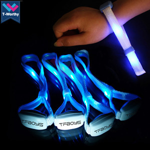 สายรัดข้อมือไนลอนแบบตั้งโปรแกรมได้ด้วย RFID ควบคุมการกระพริบของไฟ LED ผ่านรีโมทไร้สาย เหมาะสำหรับงานรับปริญญา วันวาเลนไทน์ และวันคริสต์มาส - Product Image 4