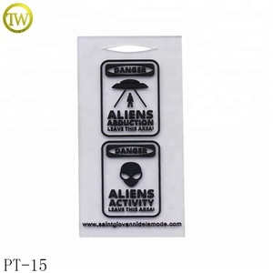 Étiquettes volantes en plastique PVC transparent personnalisé Étiquette en caoutchouc pour vêtement avec logo en relief - Product Image 1