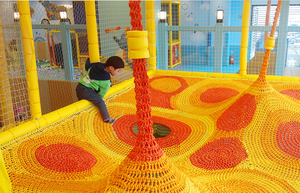 Red de ganchillo arcoíris para escalada, patio de juegos comercial - Product Image 5