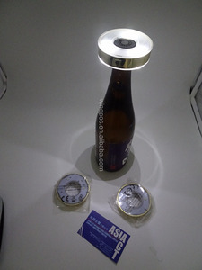 Bouteille de vin moderne avec col lumineux à LED, design fin, pour utilisation en bar - Product Image 2