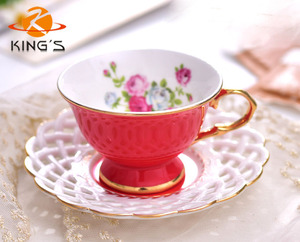 <span class=keywords><strong>Set</strong></span> di tazze in ceramica personalizzate <span class=keywords><strong>con</strong></span> design intagliato cavo fiore di rosa moderno lusso all'ingrosso colore porcellana tè tazza e piattino - Product Image 4