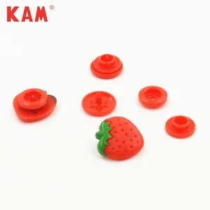 Boutons pression en plastique pour vêtements d'enfants, personnalisation personnalisée, couleur rouge, mignon en forme de fraise, 4 pièces, pour vêtements d'enfants, sac en tissu, robe