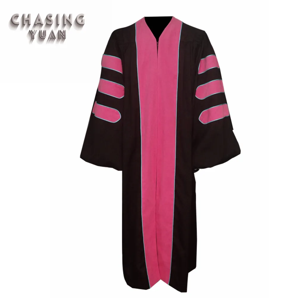 El profesor graduación negro doctorado vestido de terciopelo rosa
