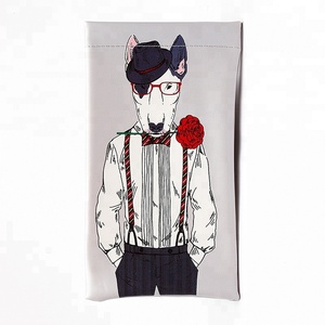 Borsa per occhiali personalizzata con piume blu per occhiali da sole e occhiali da lettura graziosa custodia morbida in pelle sintetica con animali stampati - Product Image 1