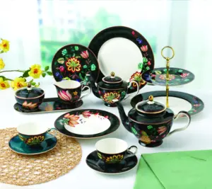 Ensemble d'assiettes et plats en céramique en porcelaine colorée de luxe européen avec design de fleurs