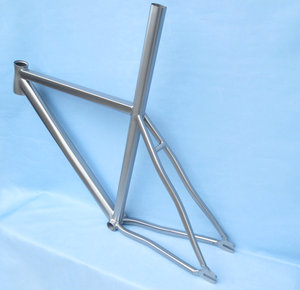 Le cadre de vélo de route RC-560 est doté d'une construction en alliage de titane avec tube de direction conique et d'une compatibilité avec les axes traversants de 142x12. - Product Image 5