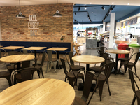 Meubles de restaurant rétro européens, table ronde carrée en bois massif et chaise en métal pour café