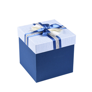 Boîtes cadeaux carrées en ruban recyclé à prix avantageux en vente flash - Product Image 1