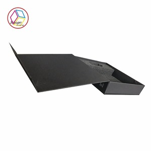Toptan karton oluklu giyim kutusu baskılı karton ambalaj için 2mm kuşe kağıt UV avantajı mat laminasyon kabartma