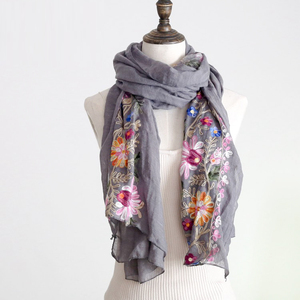 Nuova Sciarpa/Stola di Alta Qualità in Vendita, Personalizzabile con Logo, Multicolore - Product Image 4