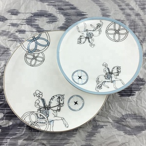 Assiettes <span class=keywords><strong>vintage</strong></span> en céramique de 8 pouces 10 pouces assiettes et plats bleus souvenirs en porcelaine avec ligne argentée avec logo personnalisé - Product Image 2