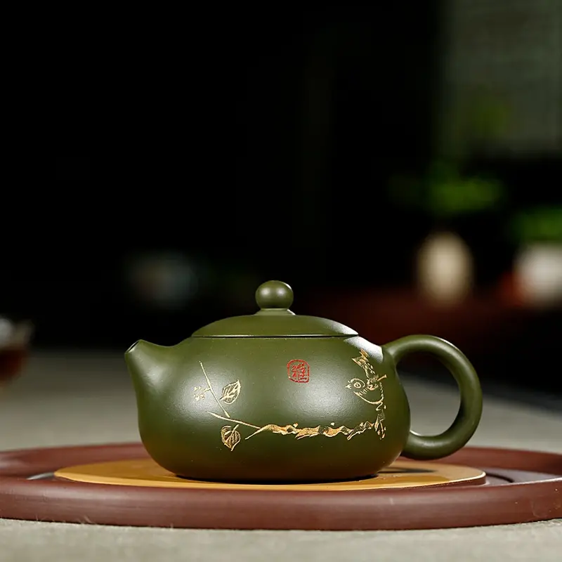 Yixing กาน้ำชาทรายสีม่วงขนาด220มล. ทำด้วยมือโคลนสีเขียวสไตล์จีนด้วยการแกะสลักการออกแบบกาต้มน้ำชาที่สวยงามของขวัญ