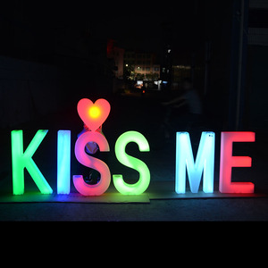 Lumière <span class=keywords><strong>de</strong></span> scène mobile à 26 LED pour la décoration, le <span class=keywords><strong>bureau</strong></span>, le commerce <span class=keywords><strong>de</strong></span> détail - Lettres lumineuses KISS ME LOVE MARRY ME - Product Image 5