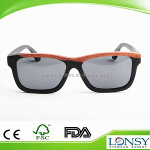 Buena calidad polarizó / polarizados <span class=keywords><strong>wayfarer</strong></span> <span class=keywords><strong>estilo</strong></span> <span class=keywords><strong>gafas</strong></span> de <span class=keywords><strong>sol</strong></span> para hombres y mujeres con la insignia de encargo - Product Image 1