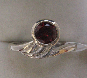 Elegantes Anillos de Plata de Ley para Mujer, Anillos de Compromiso, Boda y Aniversario con Granate en Engaste de Bisel, para Ocasiones Especiales SG - Product Image 1