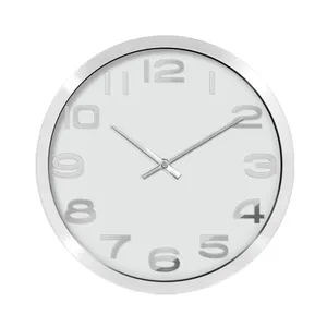 นาฬิกาแขวนผนังอลูมิเนียมกลมทำจากโลหะผลิตตามสั่งสำหรับห้องนั่งเล่นนาฬิกาสีเงินไร้เสียง
