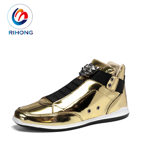 Nueva llegada anti-slip de cuero de suela de goma de oro barco brillante zapatos para hombres