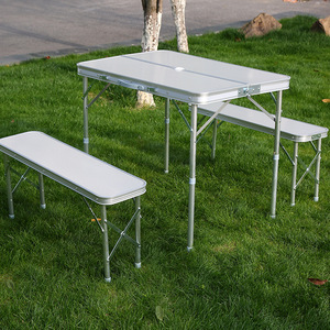 Nieuwe Draagbare <span class=keywords><strong>Outdoor</strong></span> Aluminium Vouwen Picknick Camping Tafel Groothandel Factory Custom Logo Opvouwbare Tafels Met 2 Bench Stoelen