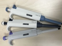 Micropipette automatique à volume réglable Globalroll 200 µl 1000 µl avec embouts en plastique, certifiée CE EN ISO13485 pour usage en laboratoire intensif