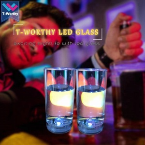 <span class=keywords><strong>Verre</strong></span> <span class=keywords><strong>à</strong></span> shot/gobelet LED T-Worthy réutilisable et léger de 50 ml avec capteur de liquide et logo personnalisé, activé par l'eau, en <span class=keywords><strong>plastique</strong></span> - Product Image 3