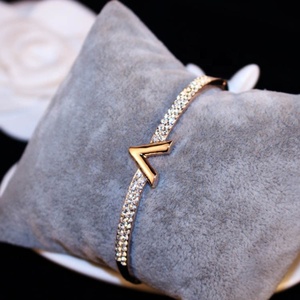 Simple V Lettre Design <span class=keywords><strong>Or</strong></span> Rose Zircon <span class=keywords><strong>Bracelet</strong></span> Bijoux <span class=keywords><strong>bracelet</strong></span> <span class=keywords><strong>jonc</strong></span> Ouvert Femmes - Product Image 2