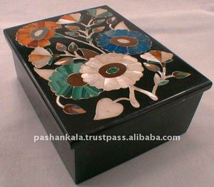 Boîtes en marbre noir avec incrustations de motifs floraux - Product Image 1