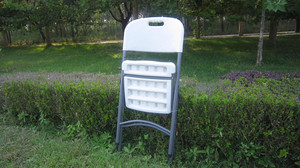 Chaise pliante en plastique blanc Mobilier de patio extérieur avec banc de salle à manger empilable et pliable aspect rotin pour une utilisation dans un parc d'entrée - Product Image 6