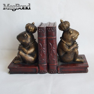 Sujetalibros Creativo de Resina Pintado a Mano con Escultura de Príncipe Rana Sentado, Sujetalibros de Rana de Polystone Pesado, Arte y Coleccionable - Product Image 2