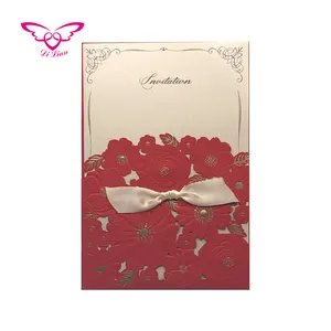 Elegante Embossing Rode Roos Bruiloft Uitnodigingskaart Luxe