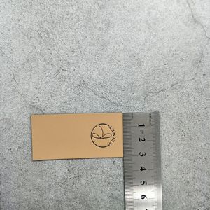 Op maat gemaakte 3D-geprägte lederen logo-patch met hartvorm voor kleding en denim - strijkbaar - Product Image 5