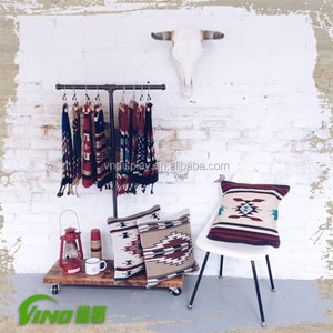 Porte-vêtements mobile de style industriel avec base et roulettes en bois, magasin de détail et présentoir de vêtements pour la maison - Product Image 4
