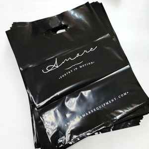 Saco de compras de plástico preto impresso de logotipo personalizado de alta qualidade para roupas