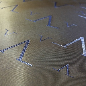 100% Polyester Jacquard Logo Lining Fabric Lining Custom Logo With V Letter Design Forコートジャケットバッグ、カスタムロゴデザイン