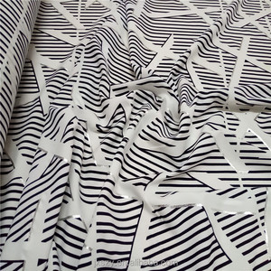 Tissu en crêpe de polyester avec rayures en lurex, textile tissé pour les marques de mode et la fabrication de vêtements en gros - Product Image 4