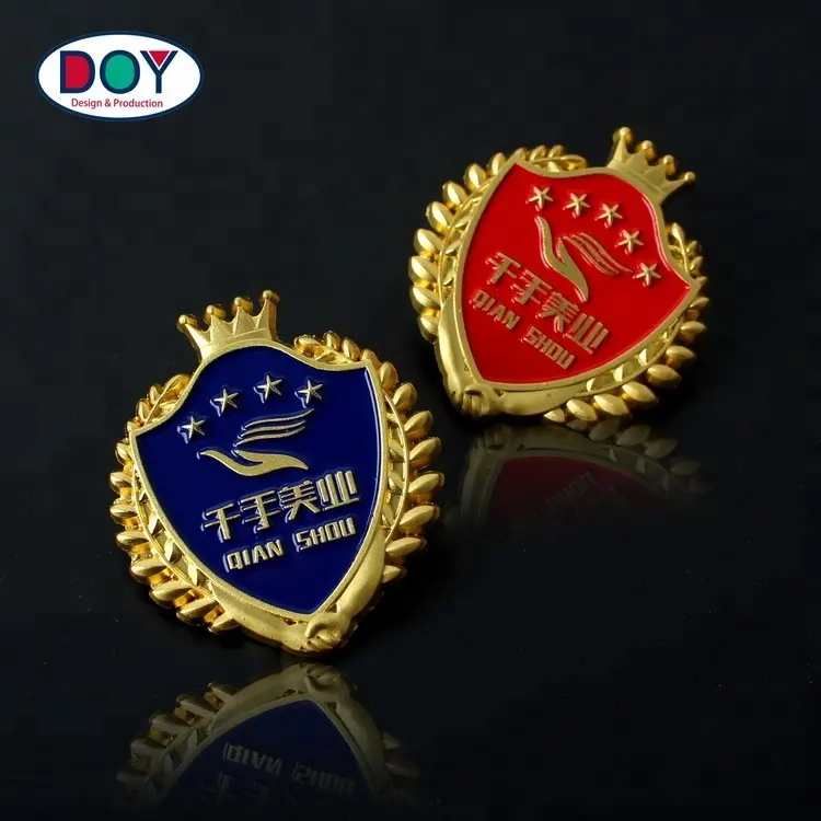 Die Cast Custom Made Brand Name Shield-Shaped 3D Logo Metal Lapel Pin BadgesとButterfly Clutch