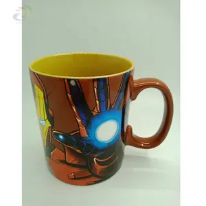 Copo cerâmico criativo do efeito metálico com a colher no punho a caneca de café 3D gravada caneca do spiderman