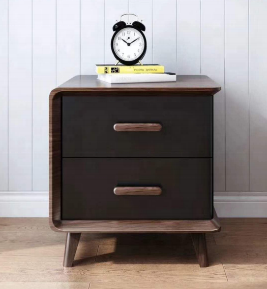 Простой прикроватный столик с деревянной ручкой и двумя ящиками