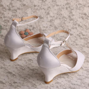 <span class=keywords><strong>Sandali</strong></span> <span class=keywords><strong>con</strong></span> <span class=keywords><strong>zeppa</strong></span> in pizzo e raso personalizzati da <span class=keywords><strong>donna</strong></span> <span class=keywords><strong>bianchi</strong></span> - Product Image 4