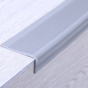 Nez de marche en <span class=keywords><strong>PVC</strong></span> antidérapant et ignifuge de haute qualité avec <span class=keywords><strong>revêtement</strong></span> d'angle - Product Image 5